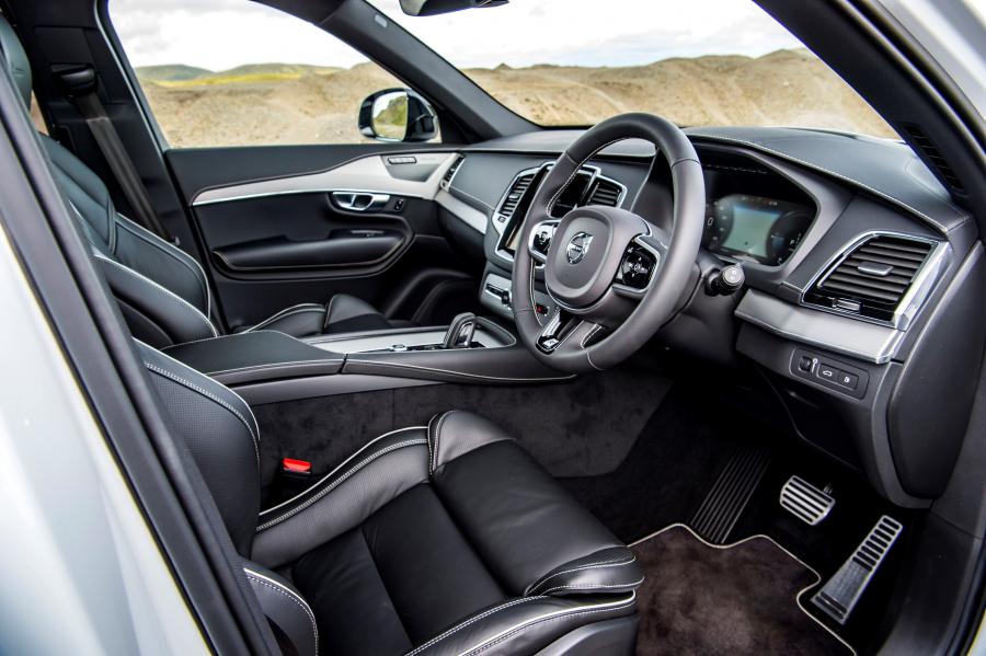 Интерьер Volvo XC90 T8 Twin Engine R-Design 2019 года  (UK) (фото 29 из 40)